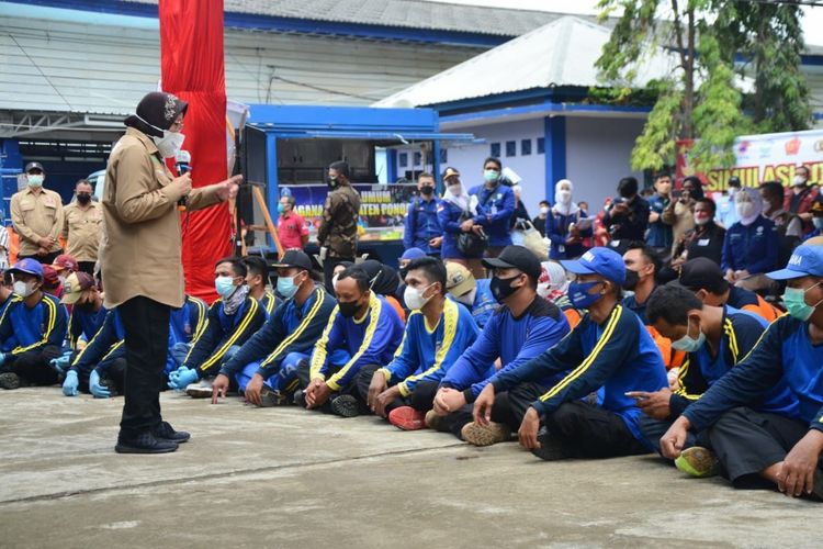 Menteri Sosial (Mensos) Tri Rismaharini saat menyampaikan pesan khusus kepada Taruna di Kabupaten Pacitan, Jawa Timur (Jatim), Sabtu (11/09/2021).

