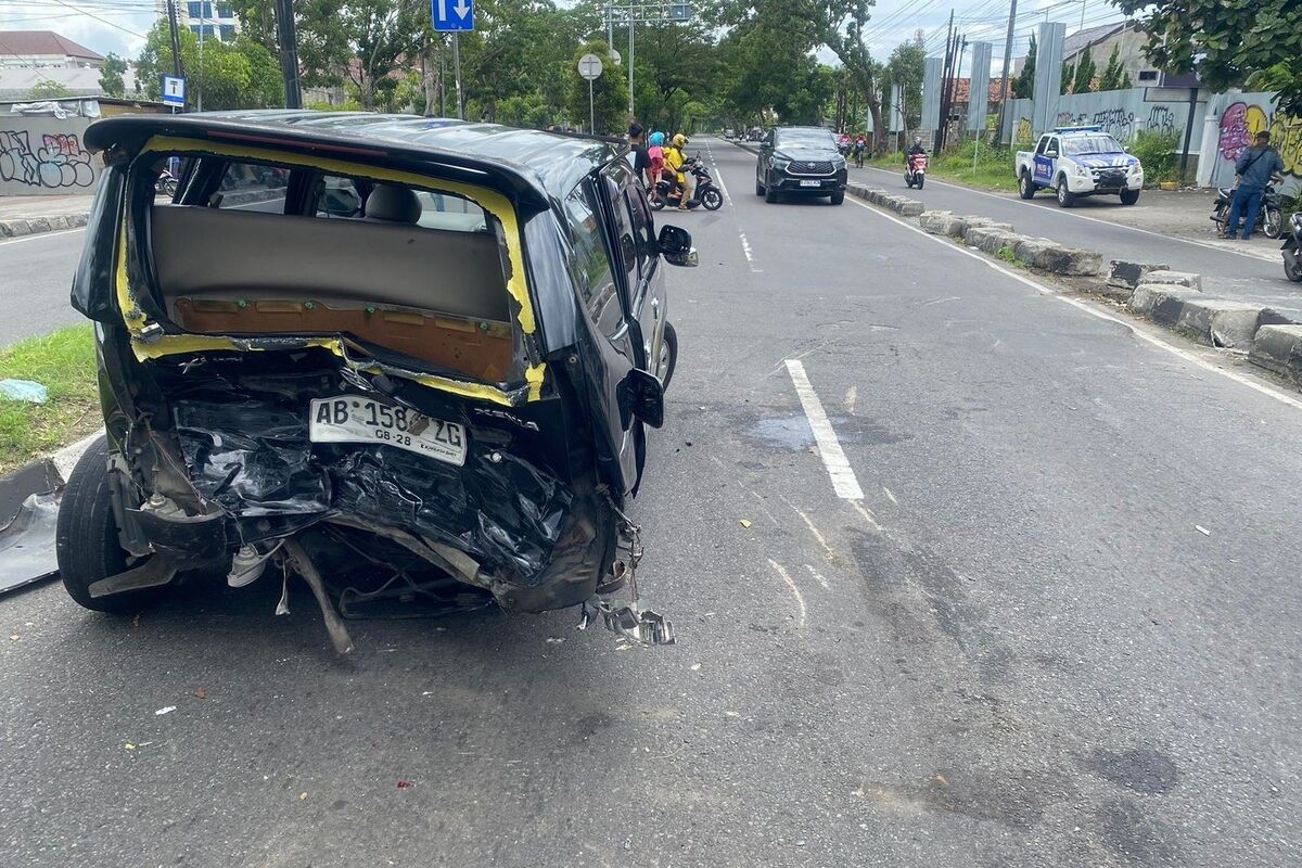 Salah satu kendaraan yang terlibat kecelakaan di Padukuhan Gatak, Kalurahan Tamantirto, Kapanewon Kasihan, Bantul, DI Yogyakarta. Jumat (3/1/2025).