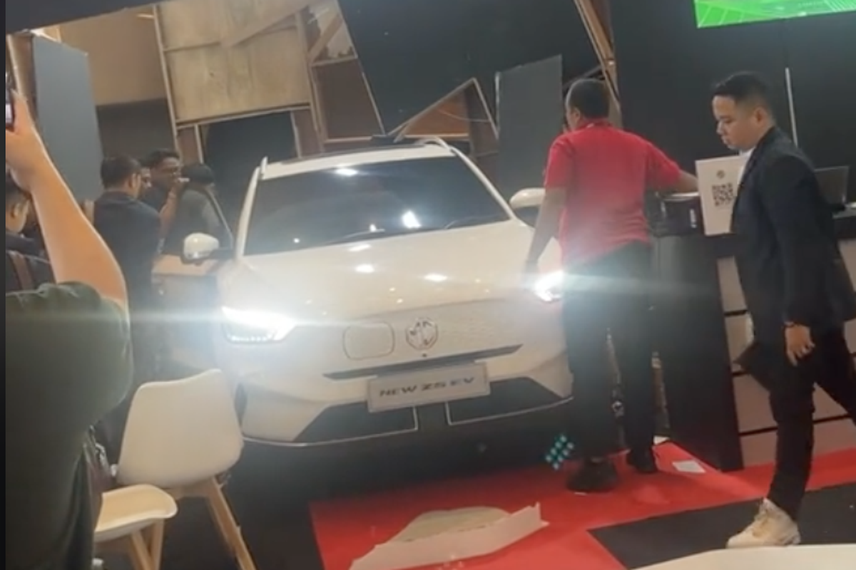 Mobil listrik MG ZS EV tabrak booth di GIIAS Bandung 2024