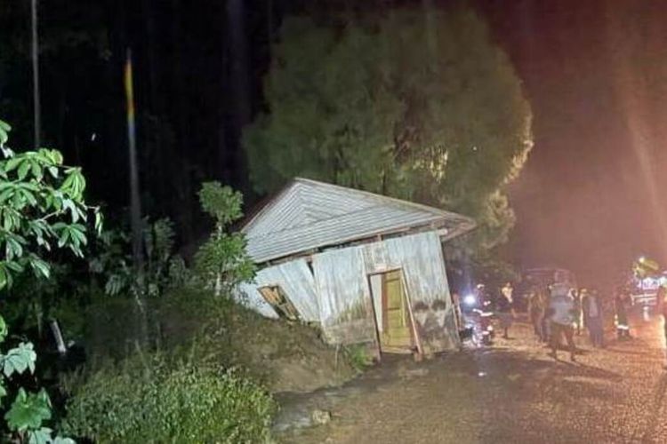 Akibat tanah longsor membuat 1 unit rumah warga rusak parah di Desa Balambano, Kecamatan Wasuponda, Selasa (04/01/2022) malam