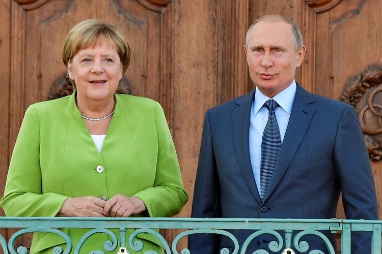 Kanselir Jerman Angela Merkel saat menerima kunjungan Presiden Rusia Vladimir Putin di Kastil Meseberg, Sabtu (18/8/2018).