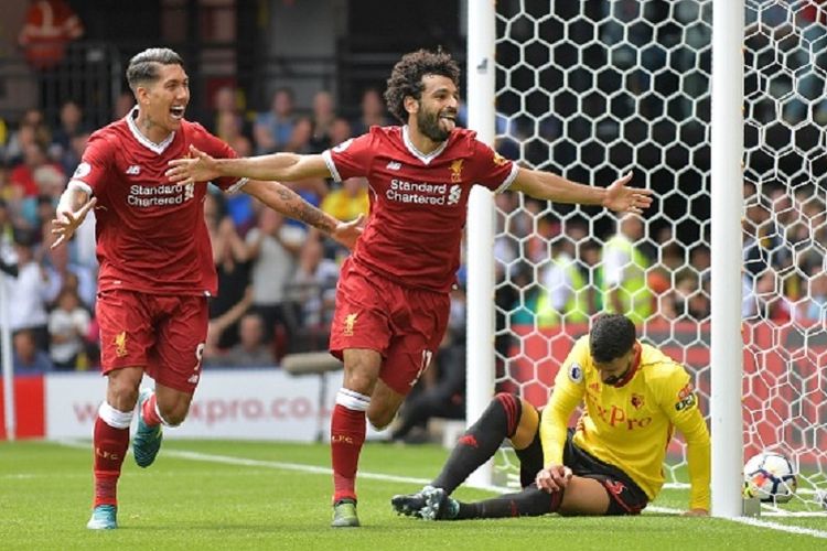 Roberto Firmino dan Mohamed Salah merayakan gol Liverpool ke gawang Watford pada pertandingan Premier League di Vicarage Road, Sabtu (12/8/2017). 