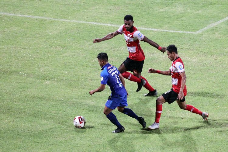 Pemain Madura United Marckho Sandy dan Haris Tuharea menjaga pemain Persiraja Banda Aceh Defri Rizki pada pekan kedua Liga 1 2020 yang berakhir dengan skor 0-0 di Stadion Gelora Madura Ratu Pamellingan Pamekasan, Senin (09/03/2020) malam.