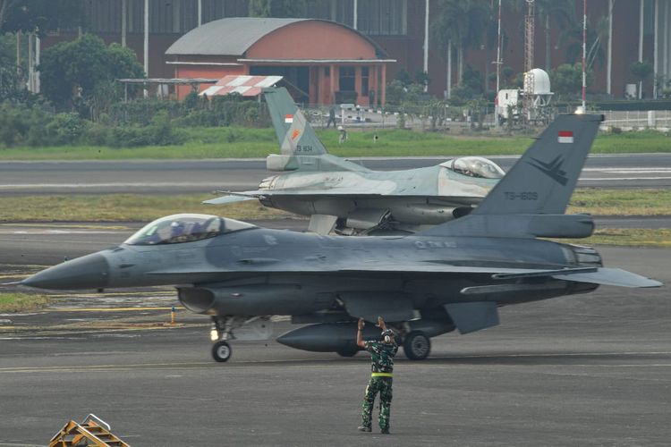Pesawat tempur F-16 milik TNI Angkatan Udara (AU) akan melaksanakan atraksi udara di langit Jakarta, saat perayaan hari ulang tahun (HUT) ke-78 Republik Indonesia, pada Kamis (17/8/2023) mendatang.  Sebanyak 10 pesawat fighting falcon pabrikan Amerika Serikat itu telah tiba di Lanud Halim Perdanakusuma, Jakarta Timur, pada Jumat (11/8/2023).