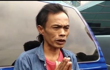 Ade Londok sampaikan permintaan maaf kepada Haji Malih Tong Tong. (Bidikan layar YouTube KH Infotainment). 