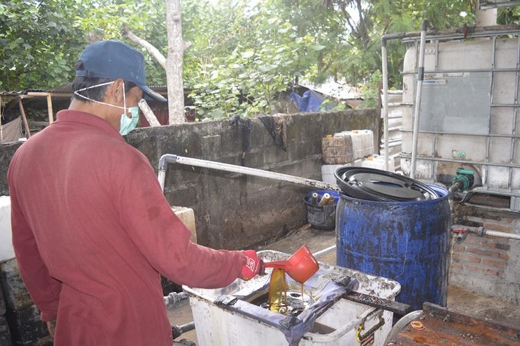 Proses penyaringan limbah minyak gorenag atau minyak jlantah di BUMdes Panggung Lestari 