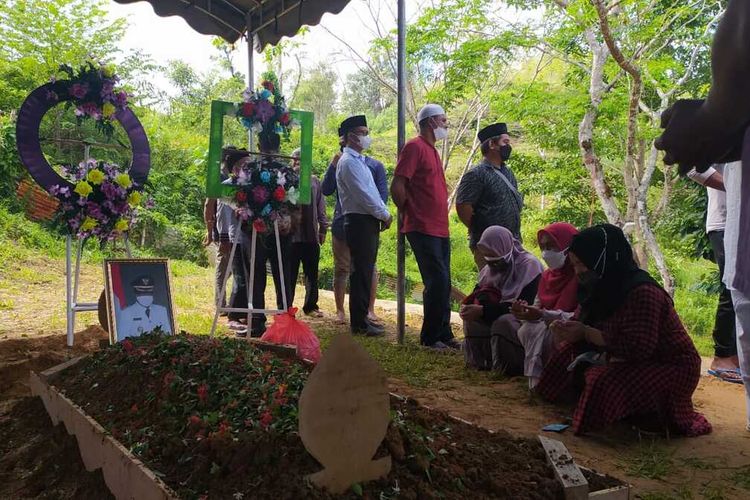 Sejumlah keluarga dekat berdoa di makam almarhum Bupati Seram Bagian Barat, Maluku Muhamad Yasin Payapo usai pemakaman dilakukan, Senin (2/8/2021)