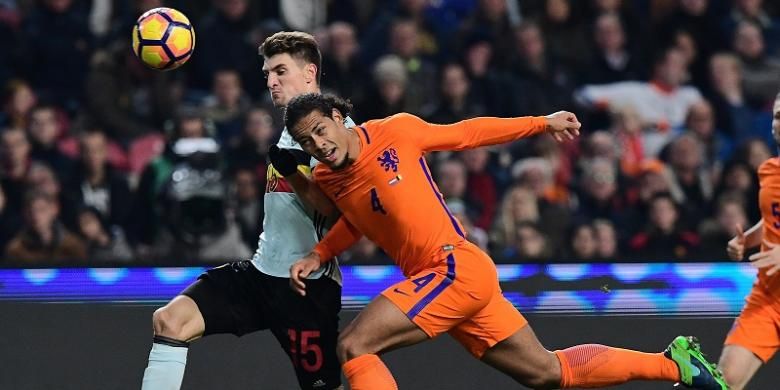 Bek Belgia, Thomas Meunier (kiri), berduel dengan bek Belanda, Virgil van Dijk, dalam laga persahabatan di Amsterdam Arena, Rabu (9/11/2016) waktu setempat.