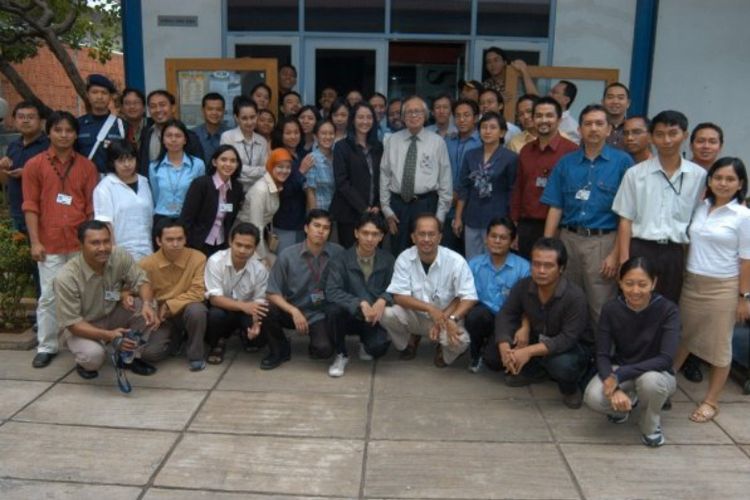 Awak KCM berfoto bersama Jakob Utama di depan kantor lama di lahan yang kini berdiri Menara Kompas.