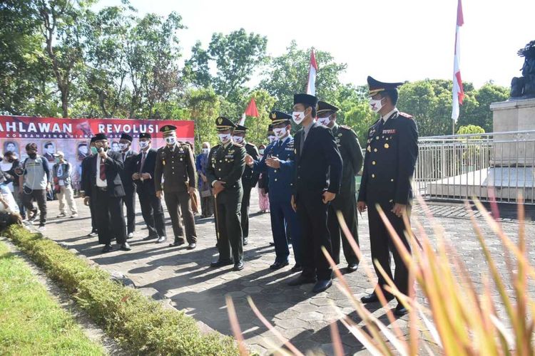 MONUMEN KRESEK—Bupati Madiun, Ahmad Dawami bersama Forpimda berada di salah satu titik Monumen Kresek setelah mengikuti upacara Hari Kesaktian Pancasila, Kamis (1/10/2020).