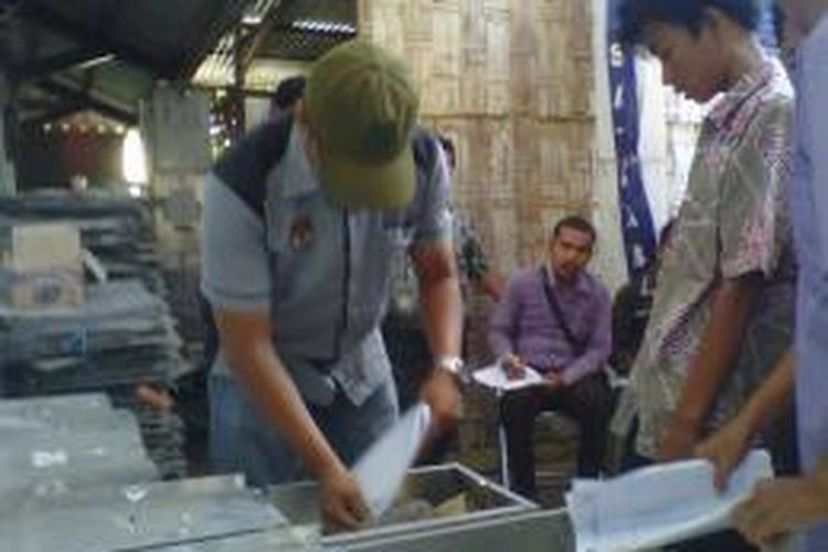 Pembukaan 1.645 kotak suara di KPU Pamekasan. Berita acara pembukaan kotak suara itu, tidak ditanda tangani saksi pasangan Prabowo-Hatta. 