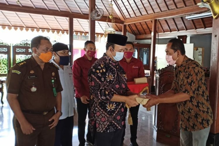 Pencanangan bulan dana PMI di Pendapa Sipanji Purwokerto, Kabupaten Banyumas, Jawa Tengah, Kamis (5/11/2020).