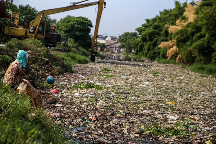 Seorang pemulung mengambil sampah yang didominasi plastik di sepanjang Kali Pisang Batu, Desa Pahlawan Setia, Kecamatan Tarumajaya, Kabupaten Bekasi, Jawa Barat, Selasa (8/1/2019). Sampah yang memenuhi Kali Pisang Batu hingga sepanjang 1,5 kilometer berasal dari Kali Bekasi yang melewati Kota Bekasi. Sampah muncul pasca normalisasi dilakukan pada Desember 2018. Sebelumnya, kali hanya dipenuhi lumpur dan eceng gondok.