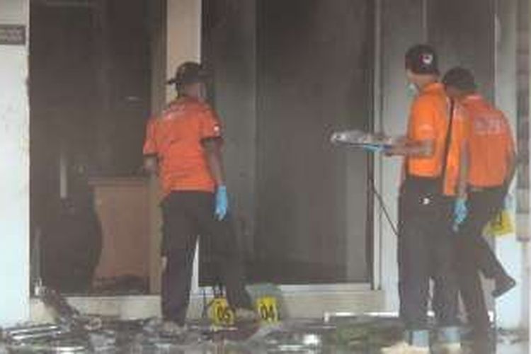 Tim Identifikasi Polres Gowa dan Polda Sulawesi Selatan menggelar olah TKP di kantor DPRD Gowa usai dibakar oleh pasukan pasukan kerajaan. Senin, (26/09/2016).