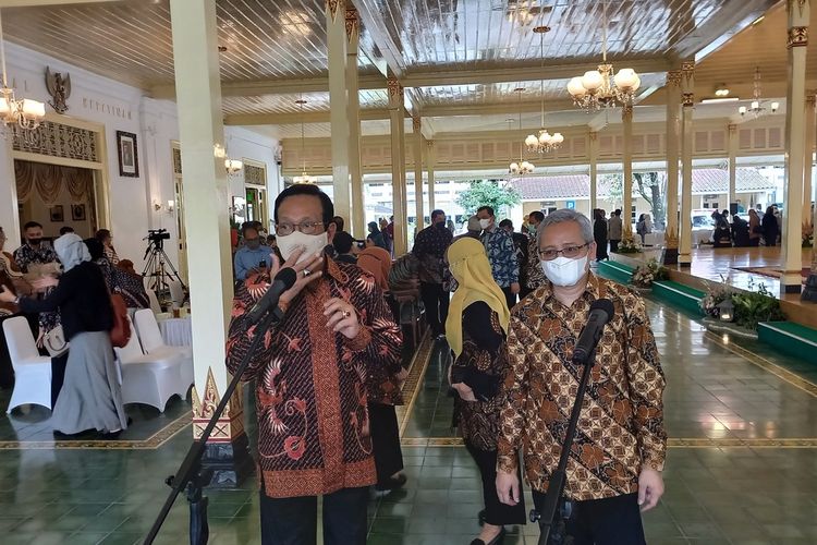 Gubernur DIY Sri Sultan HB X dan Sekjen Kemenkes Kunta Wibawa saat bertemu di Bangsal Kepatihan, Selasa (15/11/2022)