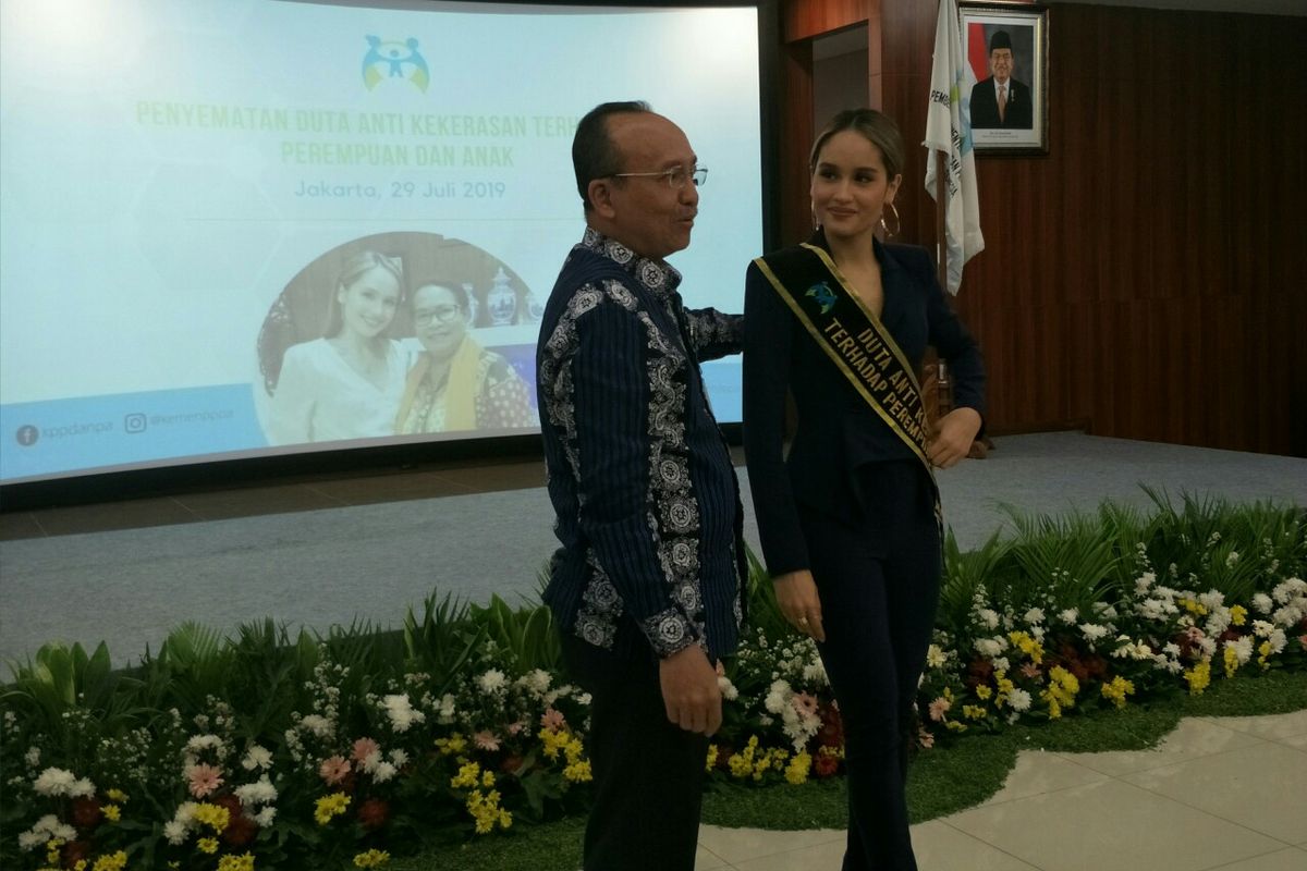 Cinta Laura disematkan selendang Duta Anti Kekerasan Terhadap Perempuan dan Anak oleh Sekretaris Kementerian PPPA Pribudiarta Nur Sitepu di Gedung Kementerian PPPA, Jakarta Pusat, Senin (29/7/2019).