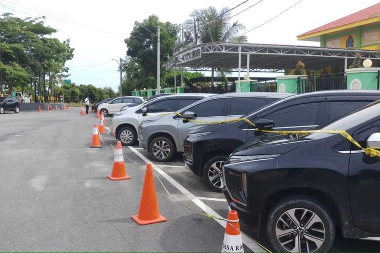 Iptu HA perwira polisi yang bertugas di Polres Bintan yang telah menggelapkan 83 unit mobil ini dalam menjalankan aksinya ternyata juga memalsukan dokumen kendaraan tersebut.