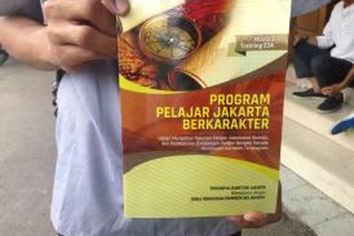 Tampak buku Program Pelajar Jakarta Berkarakter yang diterbitkan oleh Yayasan al Kahfi, Jumat (25/9/2015). Yayasan al Kahfi melaporkan delapan pemilik akun media sosial yang telah memfitnah mereka ke Polda Metro Jaya karena telah menuduh Yayasan al Kahfi menyebarkan ateisme dan ajaran sesat.
