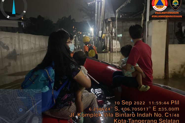 Kondisi banjir yang terjadi di Komplek Vila Bintaro Indah, Tangerang Selatan, Sabtu (10/9/2022) malam.