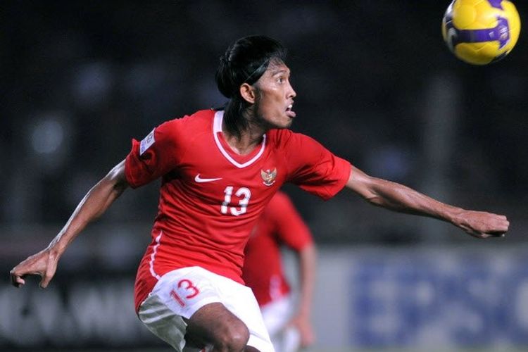 Pemain timnas Indonesia, Budi Sudarsono, tengah menatap bola dalam ajang Piala AFF 2008 yang mempertemukan Indonesia vs Singapura. Terkini, Budi Sudarsono berbicara mengenai striker timnas Indonesia yang beraksi di Piala Asia 2023.