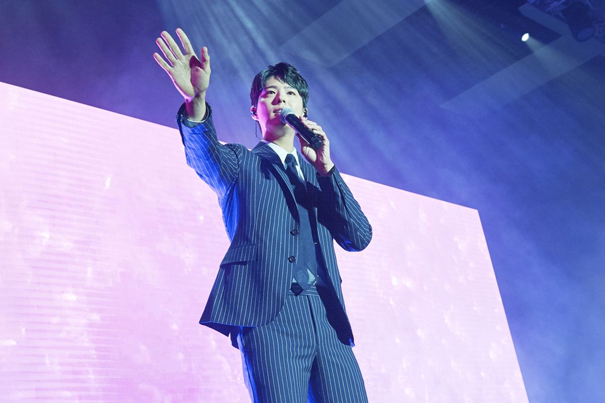 Aksi Park Bo Gum di panggung fan meeting Good Day di Kota Kasablanka, Jakarta, Sabtu (23/3/20019), saat menyanyikan lagu Untukku ciptaan Yovie Widianto yang dipopulerkan mendiang Chrisye.