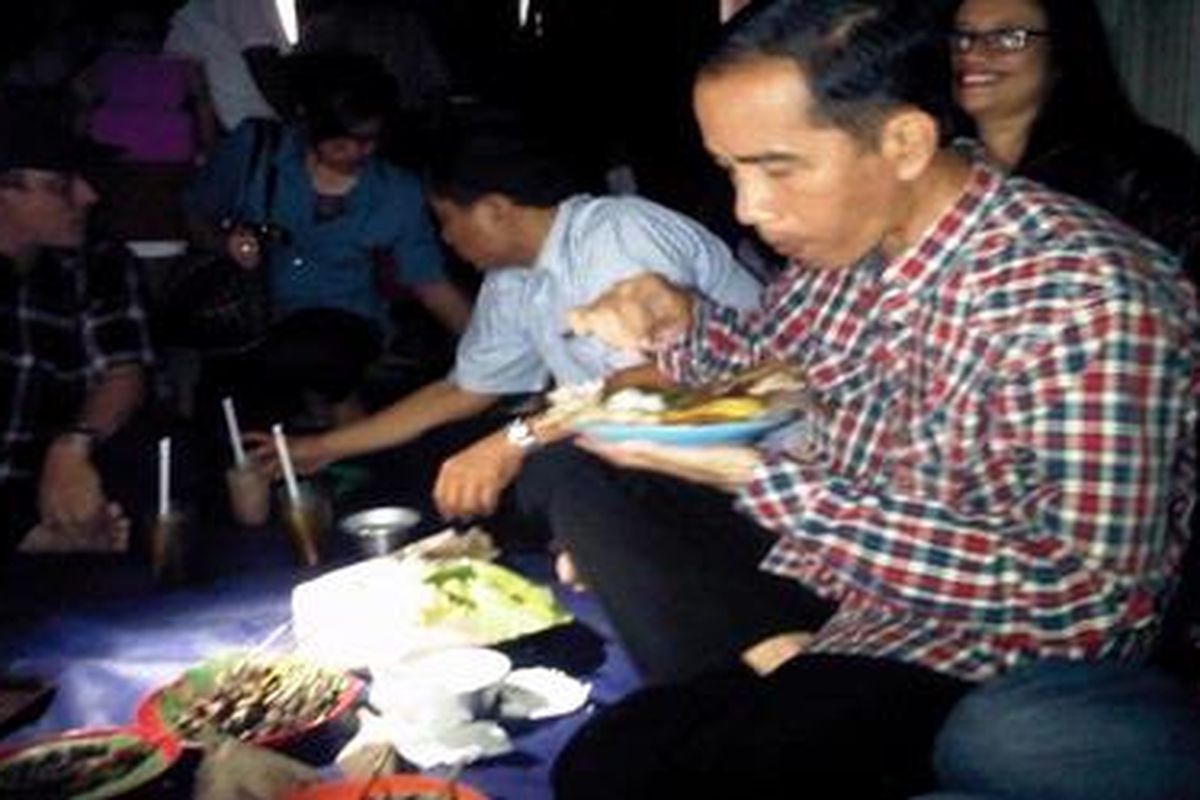 Calon Gubernur DKI Jakarta Joko Widodo atau Jokowi lahap menyantap nasi kucing di Angkringan Blok M, Jumat (1/6/2012) malam.