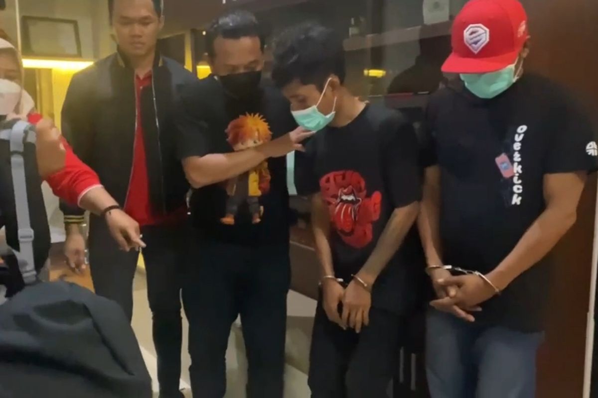 Polda Jatim mengamankan dua tersangka kasus jaringan internasional sabu-sabu seberat 22 kilogram yang tersimpan di toples tupperware, Rabu (23/4/2025)