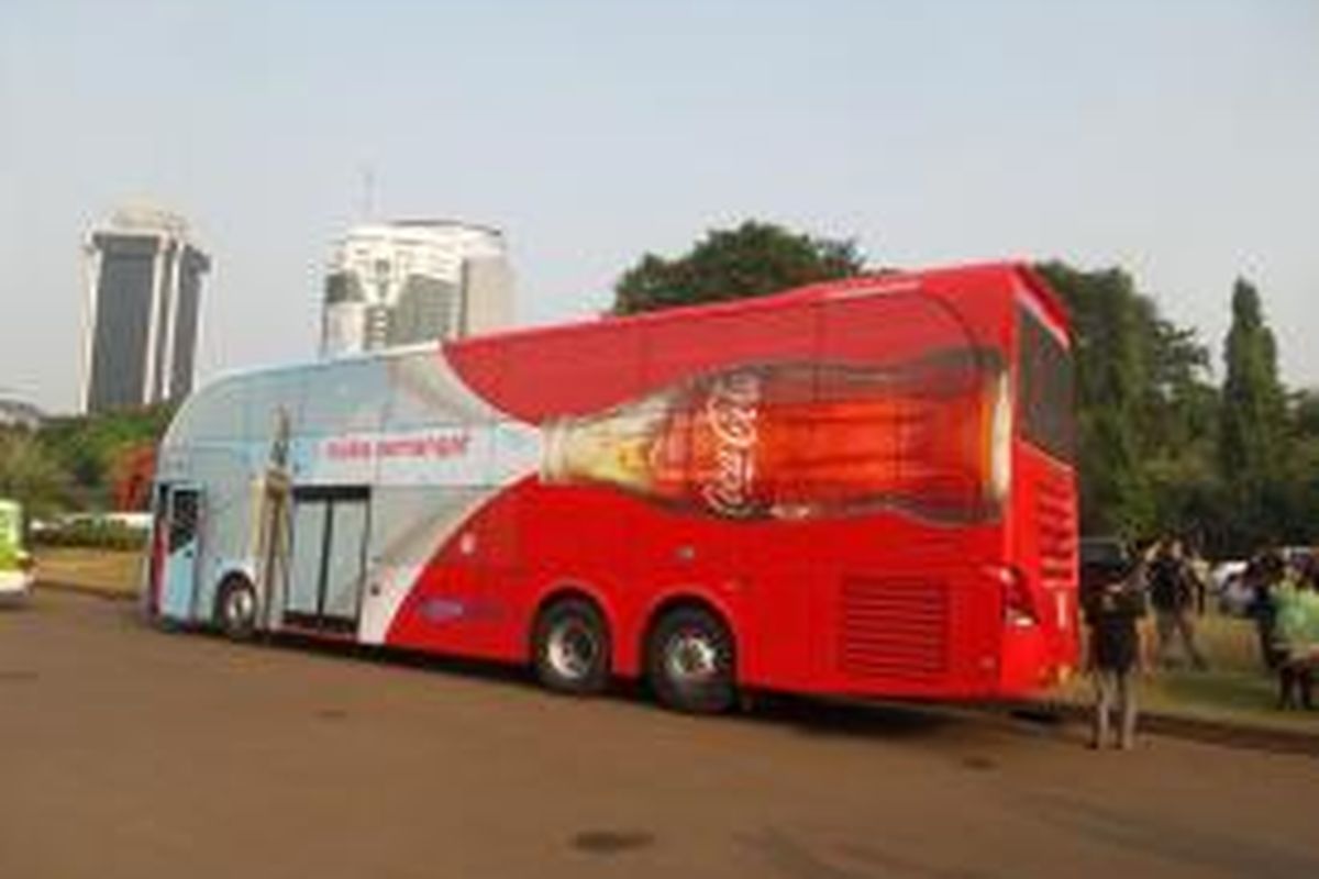 Bus tingkat sumbangan dari Coca Cola Indonesia kepada Pemerintah Provinsi DKI Jakarta yang dipamerkan di Lapangan Monas, Senin (22/6/2015)