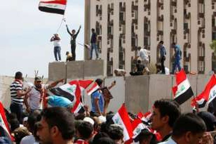 Massa para pengikut ulama Syiah, Moqtada al-Sadr, di Irak berunjuk rasa di Zona Hijau di Baghdad, Sabtu (30/4/2016).