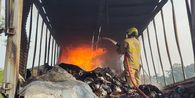 Angkut Paket Shopee 7 Ton, Truk Terbakar di Tol Semarang-Solo