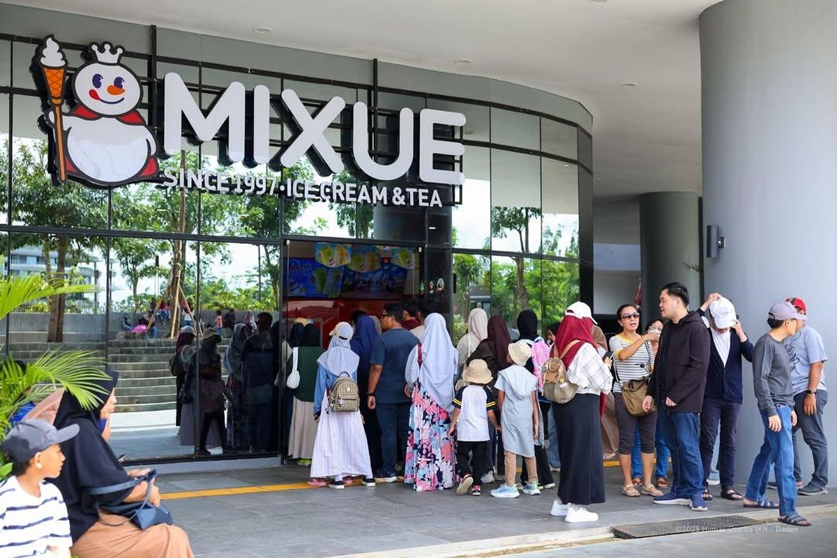 Kehadiran gerai-gerai populer seperti Mixue dan Excelso yang dipadati antrean pengunjung membuktikan bahwa ekosistem ekonomi mikro sudah mulai berdenyut kencang di KIPP IKN.