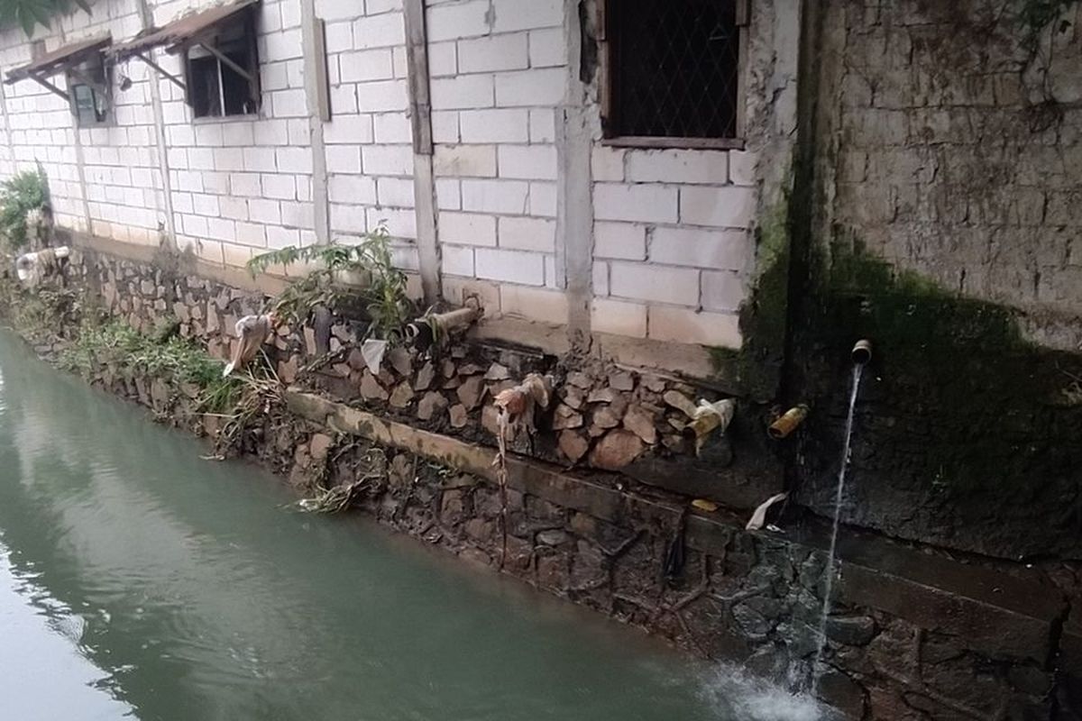 Sejumlah pipa saluran pembuangan limbah rumah tangga warga di Kelurahan Ulujami, Jakarta Selatan, Selasa (8/11/2022). AGUSTINUS YOGA PRIMANTORO/KOMPAS.ID