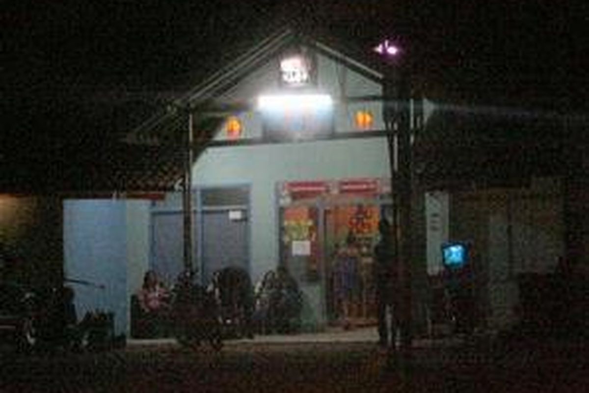 Di pantai utara Jawa, termasuk di Subang dan Indramayu, dengan mudah kita menemukan warung-warung makan yang memberi layanan 