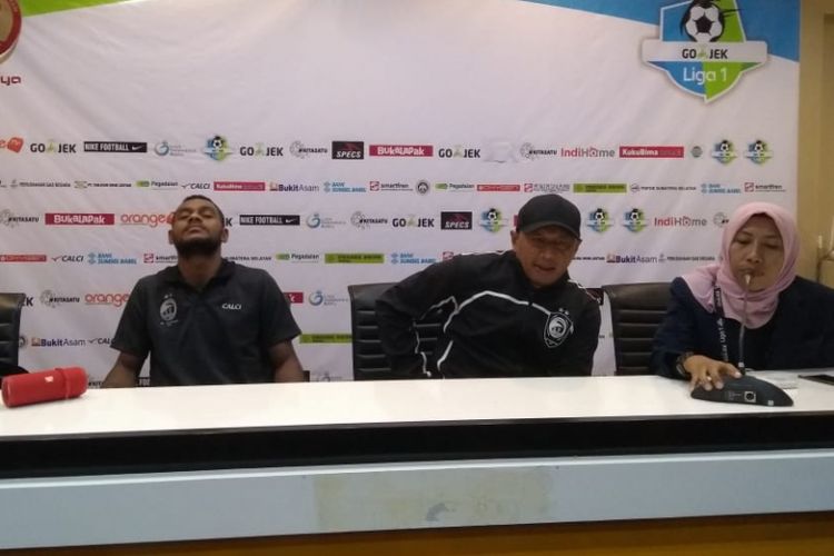 Pelatih Sriwijaya FC Rahmad Darmawan bersama Marco Sandi memberikan keterangan pers usai menghadapi Arema FC di stadion Glora Jakabaring, Palembang, Sumatera Selatan, Sabtu (21/7/2018)