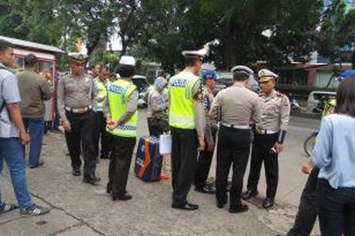 Jajaran kepolisian yang dipimpin Kepala Subdit Gakkum Ditlantas Polda Metro Jaya AKBP Hindarsono melakukan olah tempat kejadian perkara kecelakaan maut yang melibatkan Mitsubishi Outlander B 1658 PJE, di Jalan Iskandarsyah, Kebayoran Lama, Jakarta Selatan, Rabu (21/1/2015)