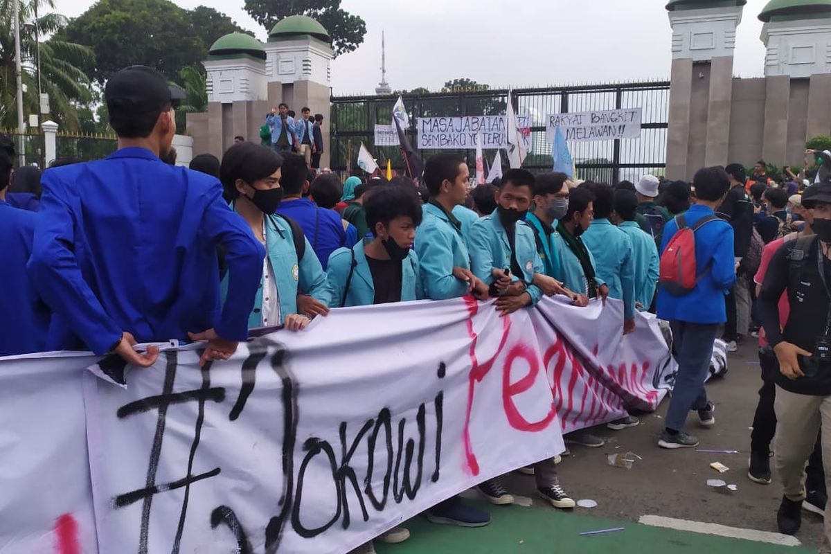 Massa aksi demonstrasi dari Aliansi Badan Eksekutif Mahasiswa Seluruh Indonesia (BEM SI) berusaha masuk ke dalam gedung Gedung DPR/MPR RI, Jakarta Pusat, Senin (11/4/2022).