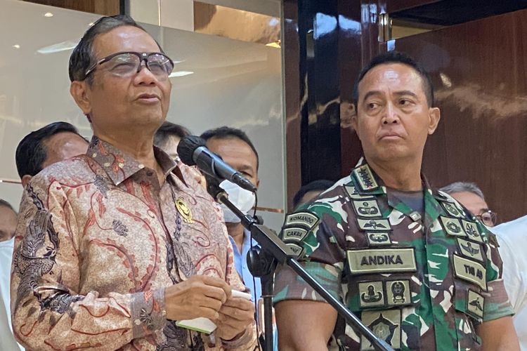 Coordinating Political, Legal and Security Affairs Minister Mahfud MD (left), who is accompanied by the Indonesian Military (TNI) chief General Andika Perkasa (right), speaks at the ministry's building in Jakarta on Monday, October 3, 2022. 