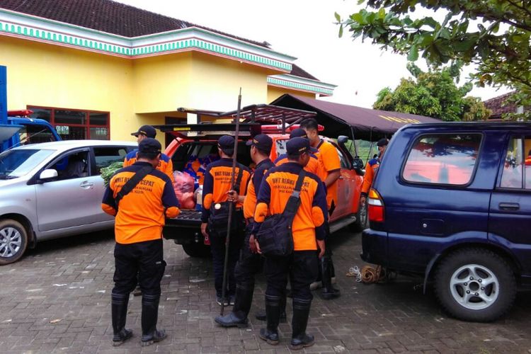 Personel BPBD Kabupaten Kediri, Jawa Timur, dalam bencana tanah longsor di Desa Surat, Kecamatan Mojo, Kabupaten Kediri, Jawa Timur, Jumat (7/4/2017) 