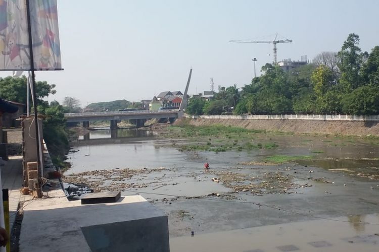 Jembatan Kali Pepe yang sedang dibangun di dekat Bendung Karet Tirtonadi di Kota Solo, Jawa Tengah, Kamis (19/7/2018).