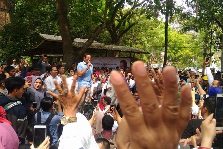 Bakal Calon Wakil Presiden Sandiaga Uno saat berdiskusi bersama emak-emak dan pemilih milenial di Taman Kambang Iwak Park Palembang, Sumatera Selatan, Selasa (18/9/2018). 