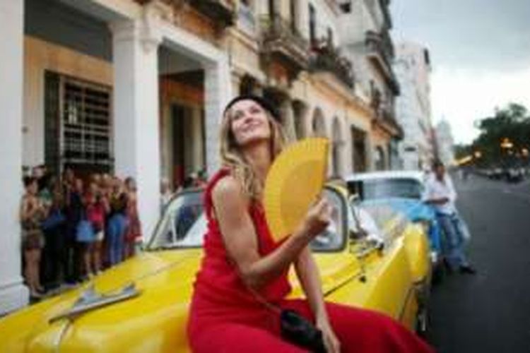 Supermodel asal Brasil, Gisele Bundchen juga hadir dalam peragaan busana Chanel di Havana.