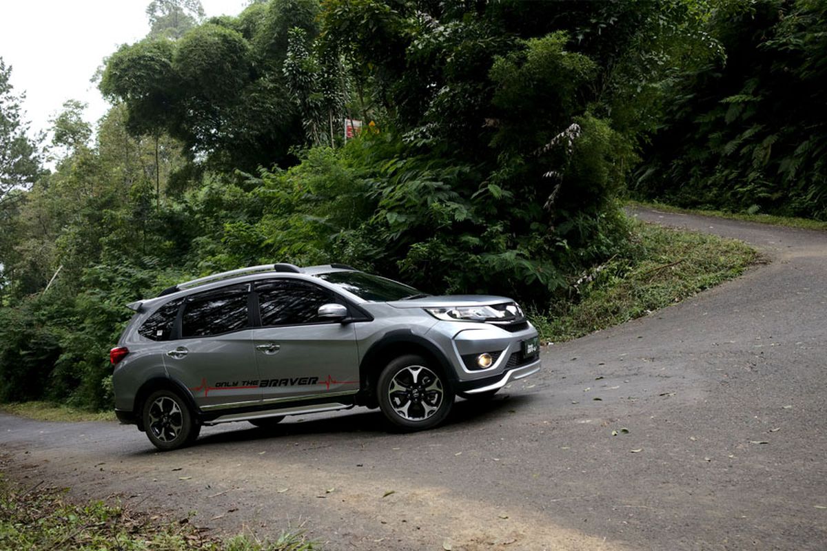 Honda BR-V saat menaklukkan tanjakan Monteng, Kamojang.