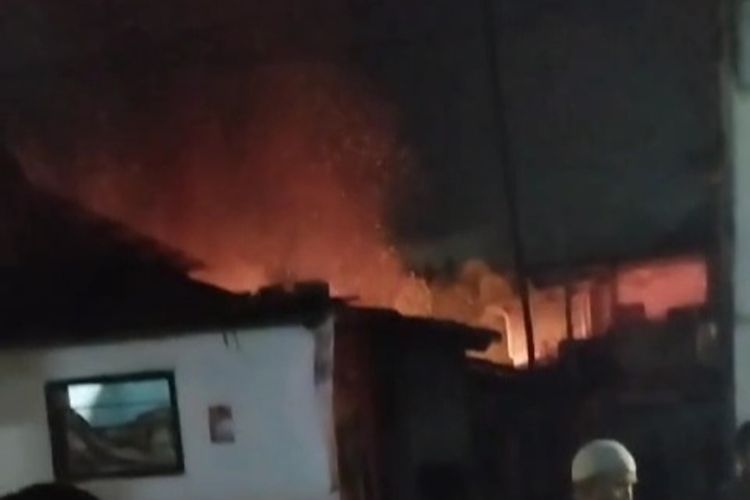 Kobaran api akibat petasan yang menghanguskan 1 unit rumah kayu di Jalan Toa Daeng 3 RT 002, RW 008, Minggu (31/12/2023) sekitar Pukul 19.10 Wita.