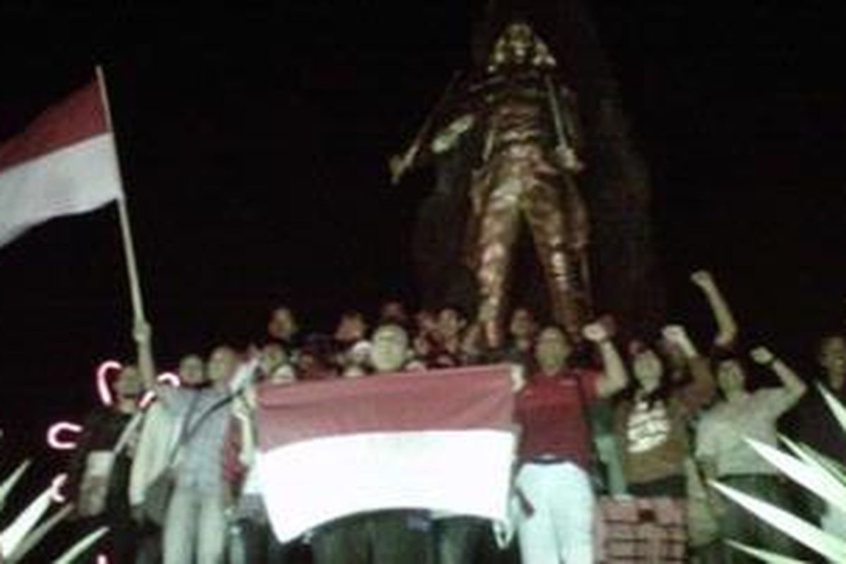 Puluhan pemuda Kota Kediri, Jawa Timur menggelar refleksi Hari Pahlawan dengan membaca puisi dan berorasi di bawah patung Shodanco Supriyadi area bundaran Sekartaji, Jum'at (9/11/2012), malam.
