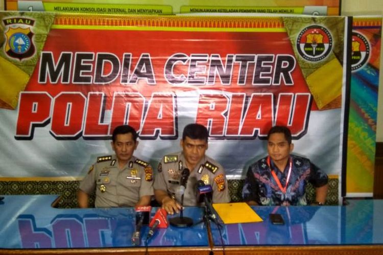 Tim Densus 88 Anti-Teror Mabes Polri menangkap seorang terduga teroris di Rupat, Kabupaten Bengkalis, Riau, Jumat (18/5/2018).