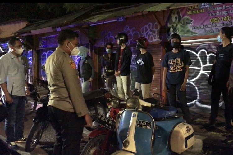 Muda-mudi yang nongkrong di sekitar kawasan Bulungan dan Barito Blok M, Kramat Pela, Kebayoran Baru, Jakarta Selatan dibubarkan polisi pada Sabtu (11/9/2021) sekitar pukul 21.00 WIB.