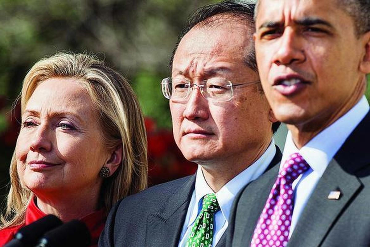 Jim Yong Kim (tengah), saat itu masih Rektor  Dartmouth College, dan Menteri Luar Negeri Amerika Serikat Hillary Rodham Clinton (kiri), mendampingi Presiden AS Barack Obama yang mengumumkan pencalonan Kim sebagai presiden Bank Dunia di Taman Mawar Gedung Putih, Washington DC, 23 Maret 2012. Jim Yong Kim terpilih secara aklamasi sebagai presiden ke-12 Bank Dunia, Senin (16/4).