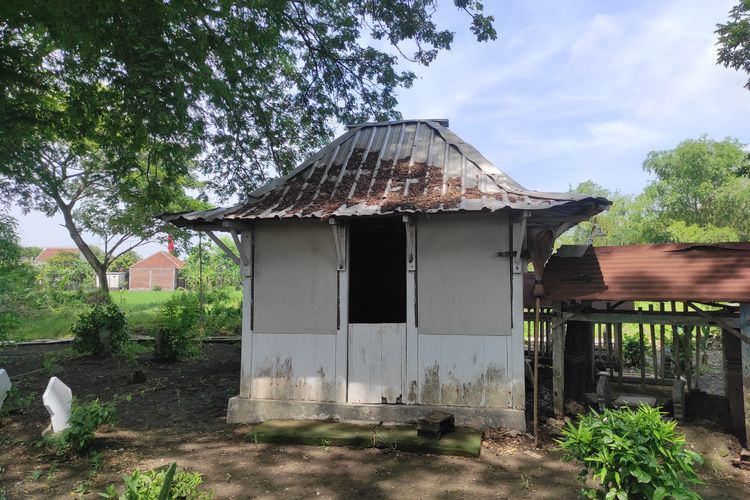 Bangunan bercat putih mirip cungkup berisi situs Mbah Kopek atau Dewi Durga di pemakaman umum Desa Pidodo, Kecamatan Karangtengah, Kabupaten Demak. (KOMPAS.COM/NUR ZAIDI) 
