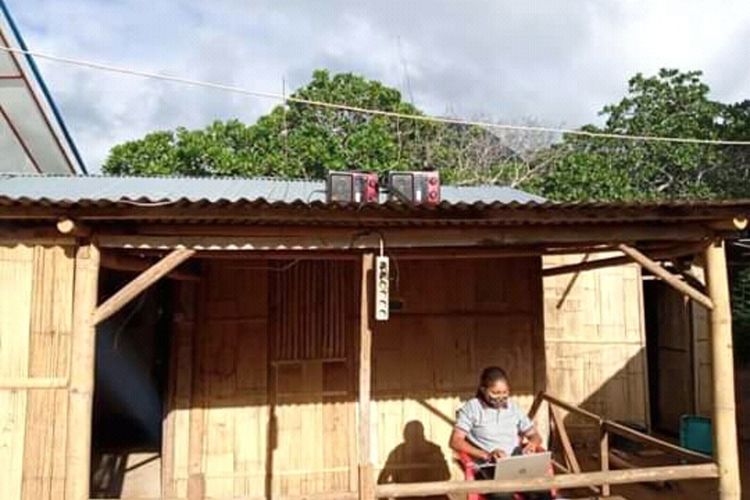 Foto : Seorang guru di SMPN Pruda, Desa Puda, Kecamatan Waiblama, Kabupaten Sikka, menyimpan radio di atas atap sekolah.