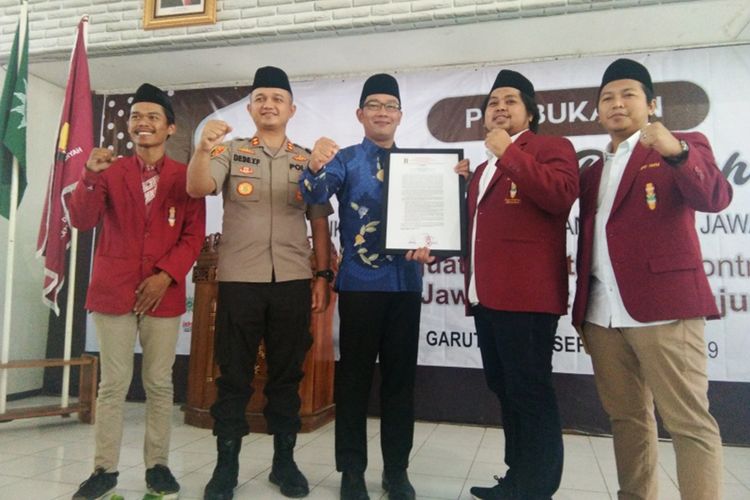 Gubernur Jawa Barat Ridwan Kamil saat menerima lima tuntutan dari Ikatan Muda Muhammadiyah dalam Musyawarah Daerah XIII Hima Muhammadiyah Jawa Barat di Darul Arqom, Garut, Sabtu (28/9/2019).